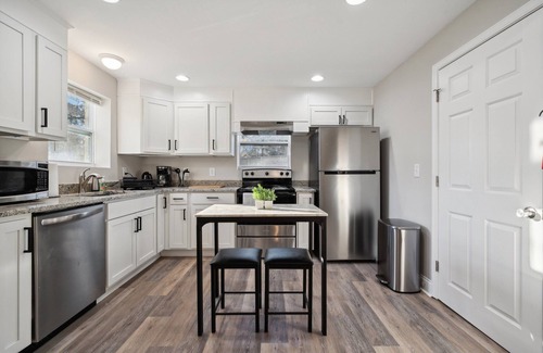 Sharonbrook Apartment | Cozy Luxe 1-bedroom apartment in South Charlotte- Private driveway
