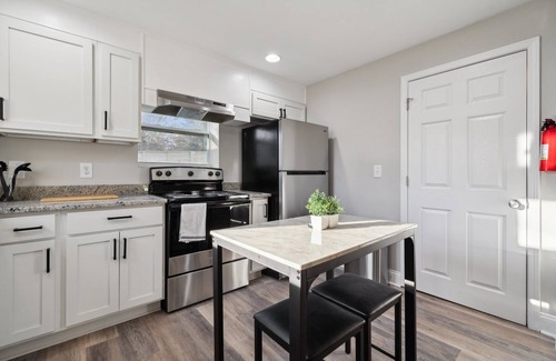 Sharonbrook Apartment | Cozy Luxe 1-bedroom apartment in South Charlotte- Private driveway