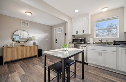 Sharonbrook Apartment | Cozy Luxe 1-bedroom apartment in South Charlotte- Private driveway