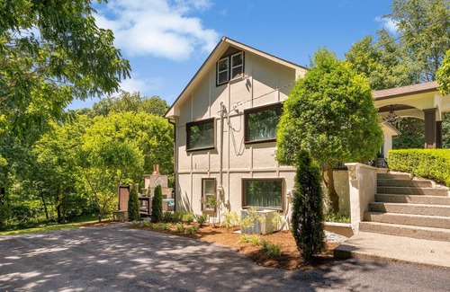 College Grove House | Cozy luxurious cottage tucked away in the woods near Arrington Vineyards!!!!