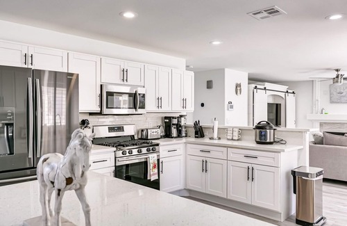 Spring Valley House | Cozy Luxurious Las Vegas Getaway w/Entertainer's Dream Yard 15 Minutes to Strip
