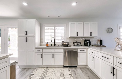 Spring Valley House | Cozy Luxurious Las Vegas Getaway w/Entertainer's Dream Yard 15 Minutes to Strip