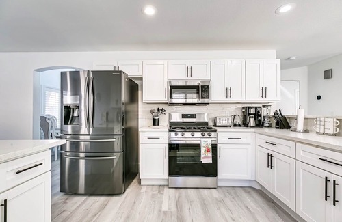 Spring Valley House | Cozy Luxurious Las Vegas Getaway w/Entertainer's Dream Yard 15 Minutes to Strip