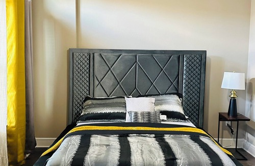 Addison Apartment | Cozy & Luxury 1-bedroom apartment in fabulous Addison with fitness room, WiFi