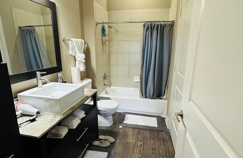 Addison Apartment | Cozy & Luxury 1-bedroom apartment in fabulous Addison with fitness room, WiFi