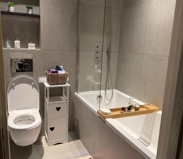 Slough Apartment | Cozy Luxury Apartment In The Heart Of Slough -The Bethel Suite