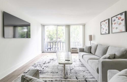 Norma Triangle Apartment | Cozy Luxury Apartment WeHo Boys Town med