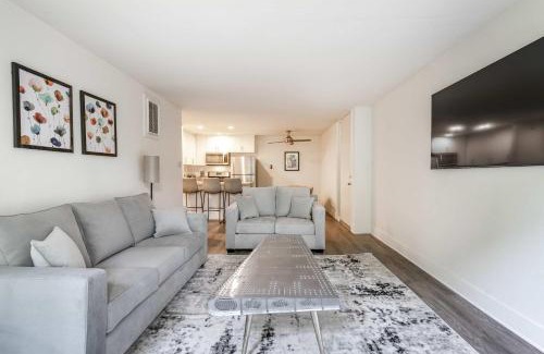 Norma Triangle Apartment | Cozy Luxury Apartment WeHo Boys Town med