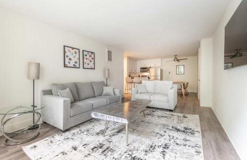 Norma Triangle Apartment | Cozy Luxury Apartment WeHo Boys Town med