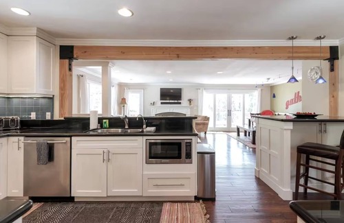 Upper Kingsbury House | Cozy Luxury Cabin Hot Tub, Views, Steam Shower, Trails 5 min to Town & Beaches