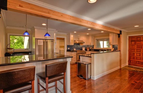 Upper Kingsbury House | Cozy Luxury Cabin Hot Tub, Views, Steam Shower, Trails 5 min to Town & Beaches