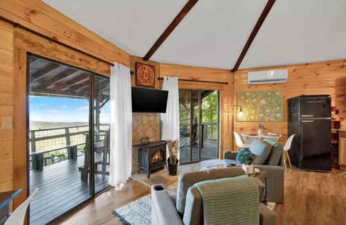 Ellijay Cabin | Cozy Luxury Cottage with Stunning Viewnn
