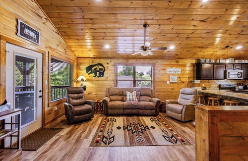 Pigeon Forge Cabin | COZY LUXURY/HEATED Toilet Seats/NO SCARY ROADS/Close To DOLLYWOOD
