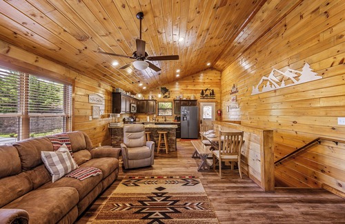 Pigeon Forge Cabin | COZY LUXURY/HEATED Toilet Seats/NO SCARY ROADS/Close To DOLLYWOOD