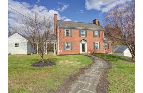 Lynchburg House | Cozy Lynchburg Getaway Near Downtown and Colleges with Free Parking