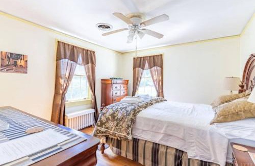 Lynchburg House | Cozy Lynchburg Getaway Near Downtown and Colleges with Free Parking