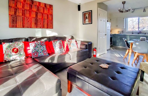 Lynnwood Ridge House | Cozy Main Floor Suite, 3bdr-5ppl, practical & great city access