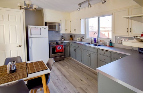 Lynnwood Ridge House | Cozy Main Floor Suite, 3bdr-5ppl, practical & great city access