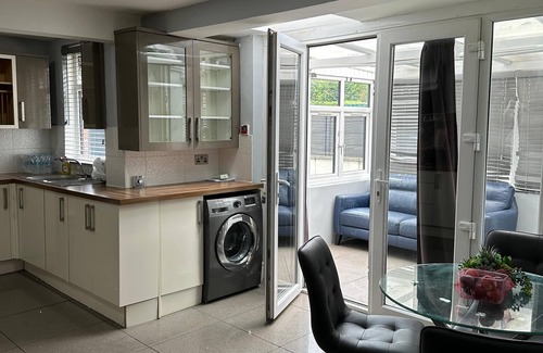 Offerton House | Cozy Manchester House - Stay with Host Onsite