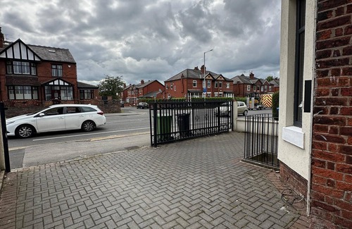 Offerton House | Cozy Manchester House - Stay with Host Onsite