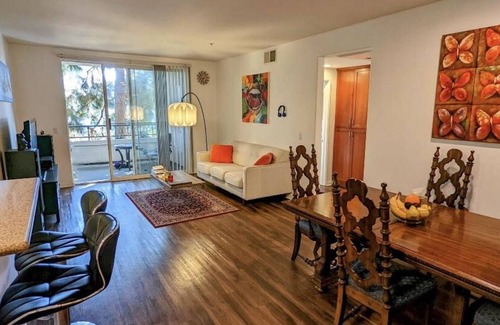 Marina del Rey Apartment | Cozy master bedroom in gorgeous Marina del Rey close to the ocean and the beach