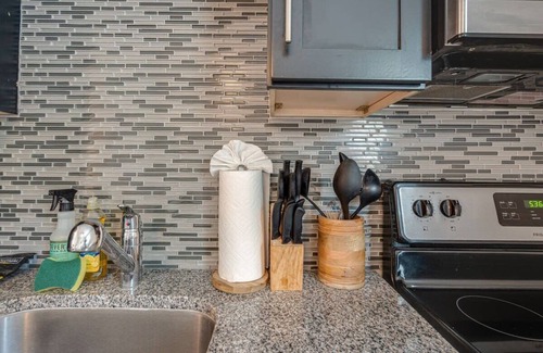 Melrose Apartment | Cozy Melrose Urban Condo with Pool – Near 12 South & Vanderbilt