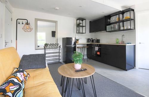 Canton Apartment | Cozy Mezzanine Flat In Vibrant Canton