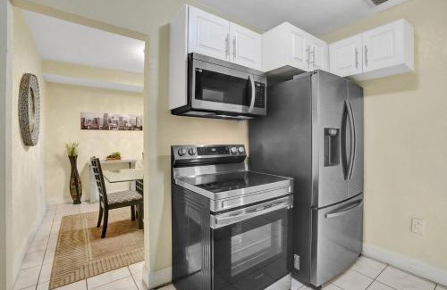 Golden Glades House | Cozy Miami 2Bd Bungalow