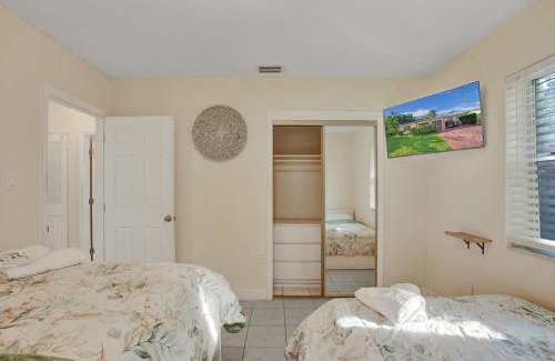 Golden Glades House | Cozy Miami 2Bd Bungalow