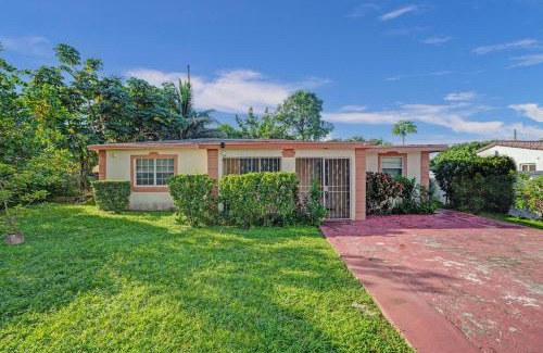 Golden Glades House | Cozy Miami 2Bd Bungalow