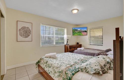 Golden Glades House | Cozy Miami 2Bd Bungalow