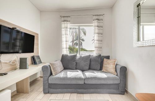 South of Fifth Apartment | Cozy Miami Beach Apartment Less Than 1 Mi to Ocean!