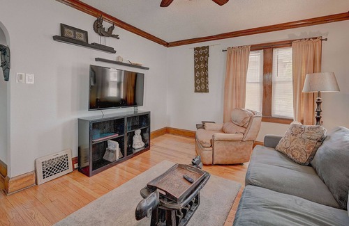 West Allis House | Cozy Milwaukee Bungalow with Urban Vibe in the Heart of Everything