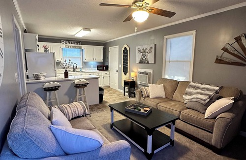 Harvest Other | Cozy mini Farmhouse in enchanting HarvestEast limestone with WiFi,AC