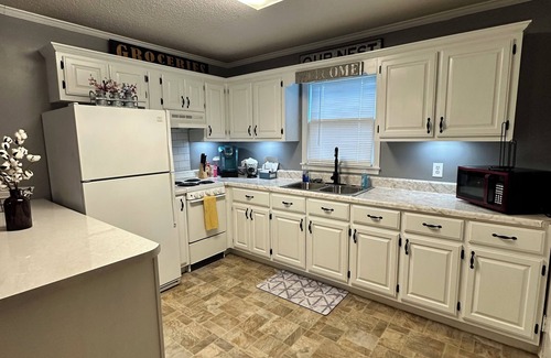 Harvest Other | Cozy mini Farmhouse in enchanting HarvestEast limestone with WiFi,AC
