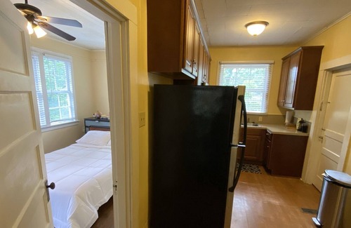 Capital View House | Cozy Minimalist Bungalow --5 mins to UAMS & Capitol