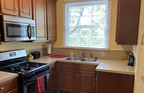Capital View House | Cozy Minimalist Bungalow --5 mins to UAMS & Capitol
