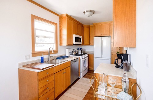 Redondo Beach Apartment | Cozy Modern 1-bedroom 100 steps from the beach Redondo Beach