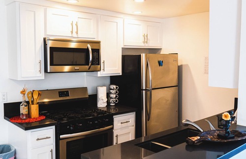 Wilshire Center Apartment | Cozy Modern 1-Bedroom Sleeps 4 in Famous Hollywood/Koreatown Area Close to DT