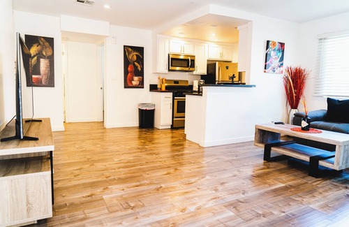 Wilshire Center Apartment | Cozy Modern 1-Bedroom Sleeps 4 in Famous Hollywood/Koreatown Area Close to DT