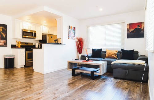 Wilshire Center Apartment | Cozy Modern 1-Bedroom Sleeps 4 in Famous Hollywood/Koreatown Area Close to DT