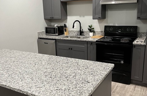 Oakhurst Apartment | Cozy Modern 1Bed1.5Bath Apartment!n