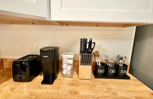 Benjamin Van Clark Park Apartment | Cozy & Modern 2BR Stay Near Savannah’s Best