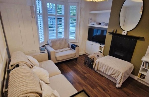 Syon House | Cozy Modern 3 Bed House in Isleworth, London. Pet-Friendly!