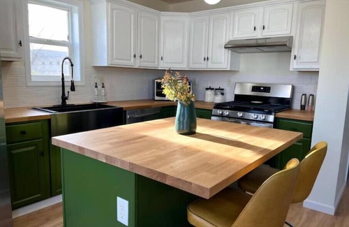 Dayton House | Cozy, Modern 3-Bedroom Close to Downtown