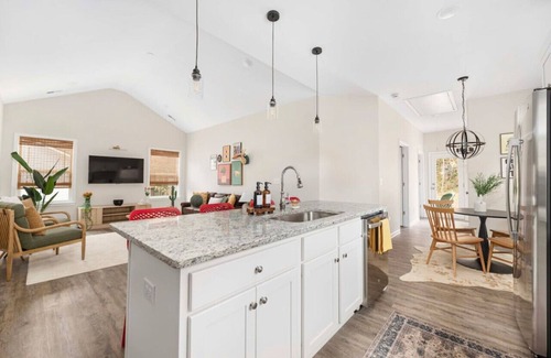 North Belmont House | Cozy & Modern 3-BR Belmont Stay! — *Pet friendly*