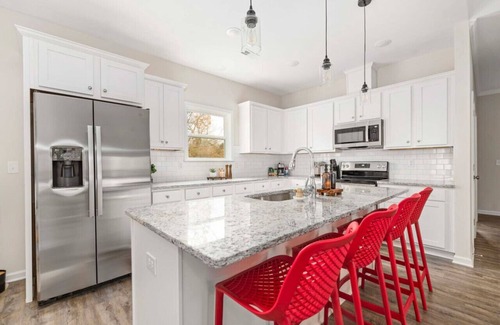 North Belmont House | Cozy & Modern 3-BR Belmont Stay! — *Pet friendly*