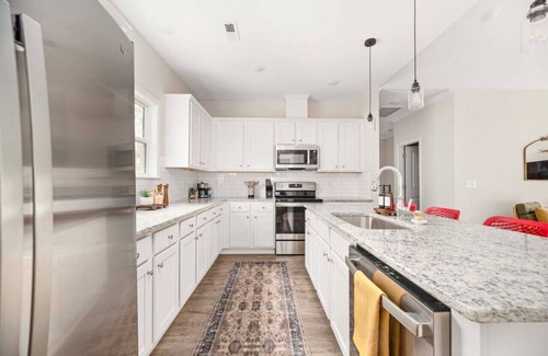 North Belmont House | Cozy & Modern 3-BR Belmont Stay! — *Pet friendly*