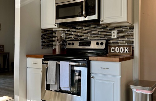 Clarksville House | Cozy Modern 4BR Ranch Style House- Close to Austin Peay, Downtown, Fort Campbell