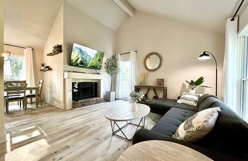 Clarksville House | Cozy Modern 4BR Ranch Style House- Close to Austin Peay, Downtown, Fort Campbell